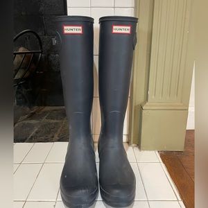 Navy hunter rain boot, size 9